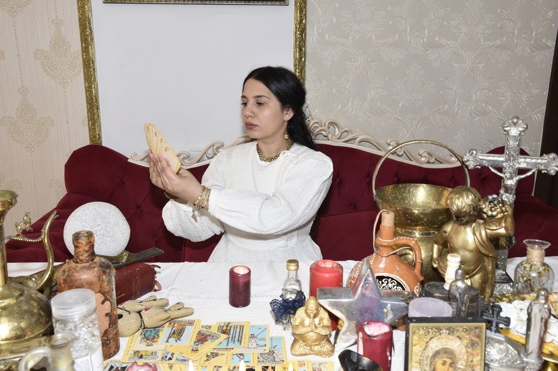 Carmen Rosca în timpul unui ritual sacru la masa tămăduirii